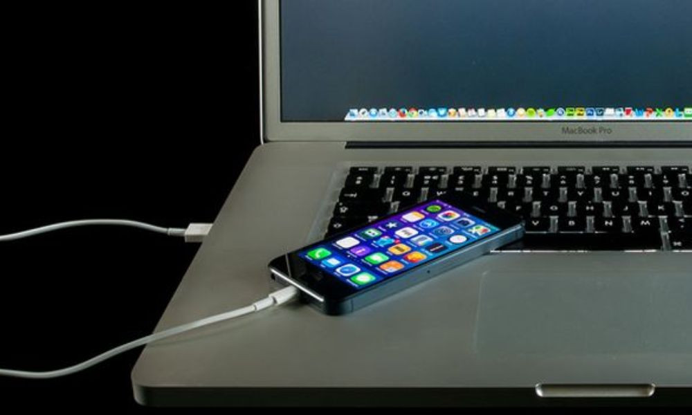 ল্যাপটপ-কম্পিউটার থেকে ফোন চার্জ দিয়ে যে ক্ষতি করছেন